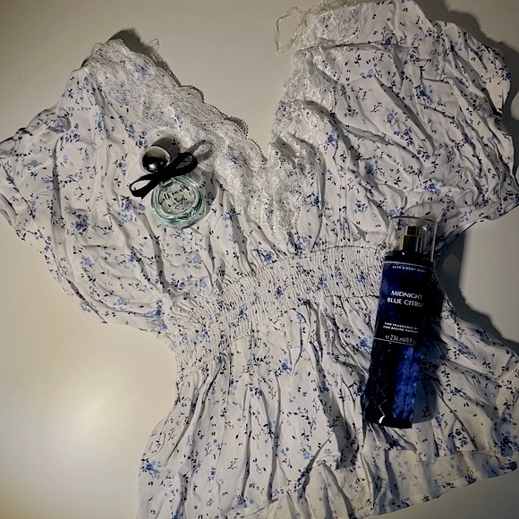 ARDENE FLORAL CROP TOP WITH LACE NECK [ Cottage Core Vibe } - Picture 2 of 3